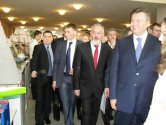 1.Президент України Віктор Янукович з міністром освіти Дмитром Табачником оглядають експонати виставки